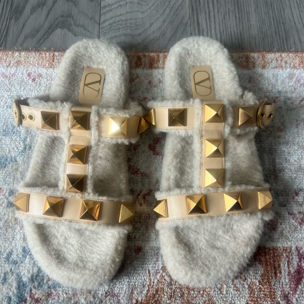 VALENTINO GARAVANI womens Roman Stud Shearling Lined Sandals size 39.5